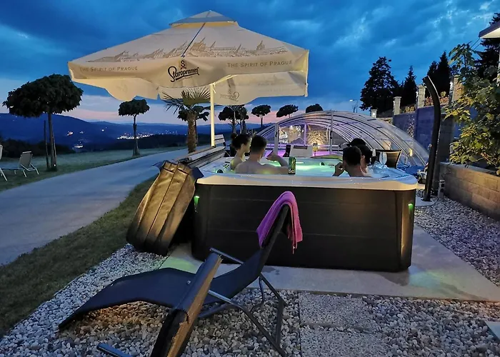 Three Stars Luxury House Art-Pe With Pool And Spa Pool
